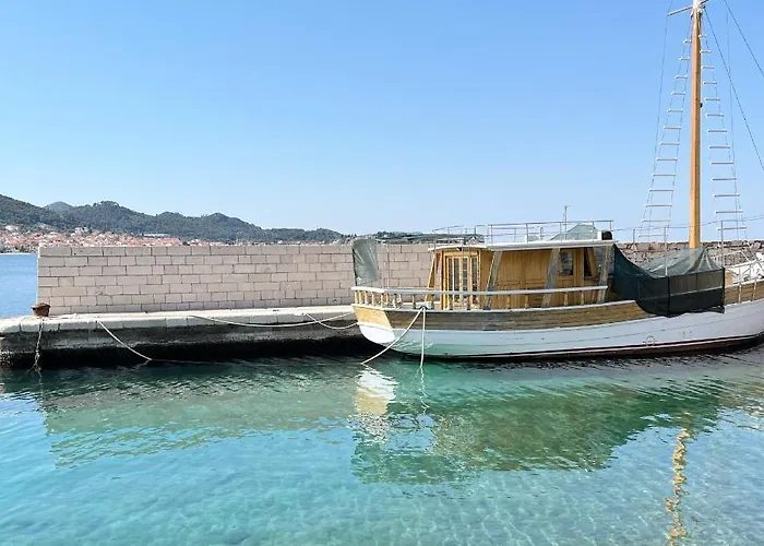 Island House Osljak Feriehus *